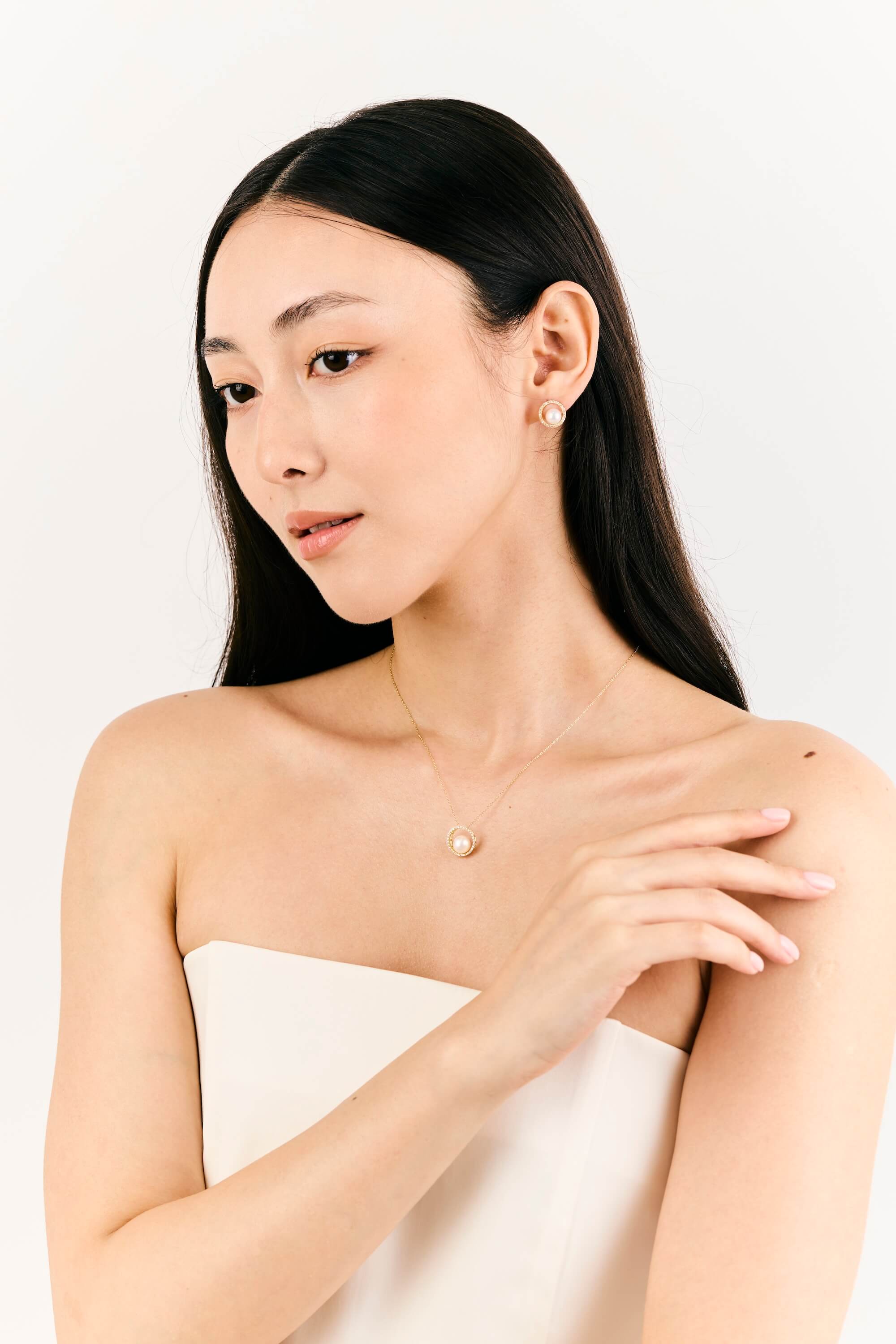 Luna Necklace with Natural Diamonds & Akoya Pearl