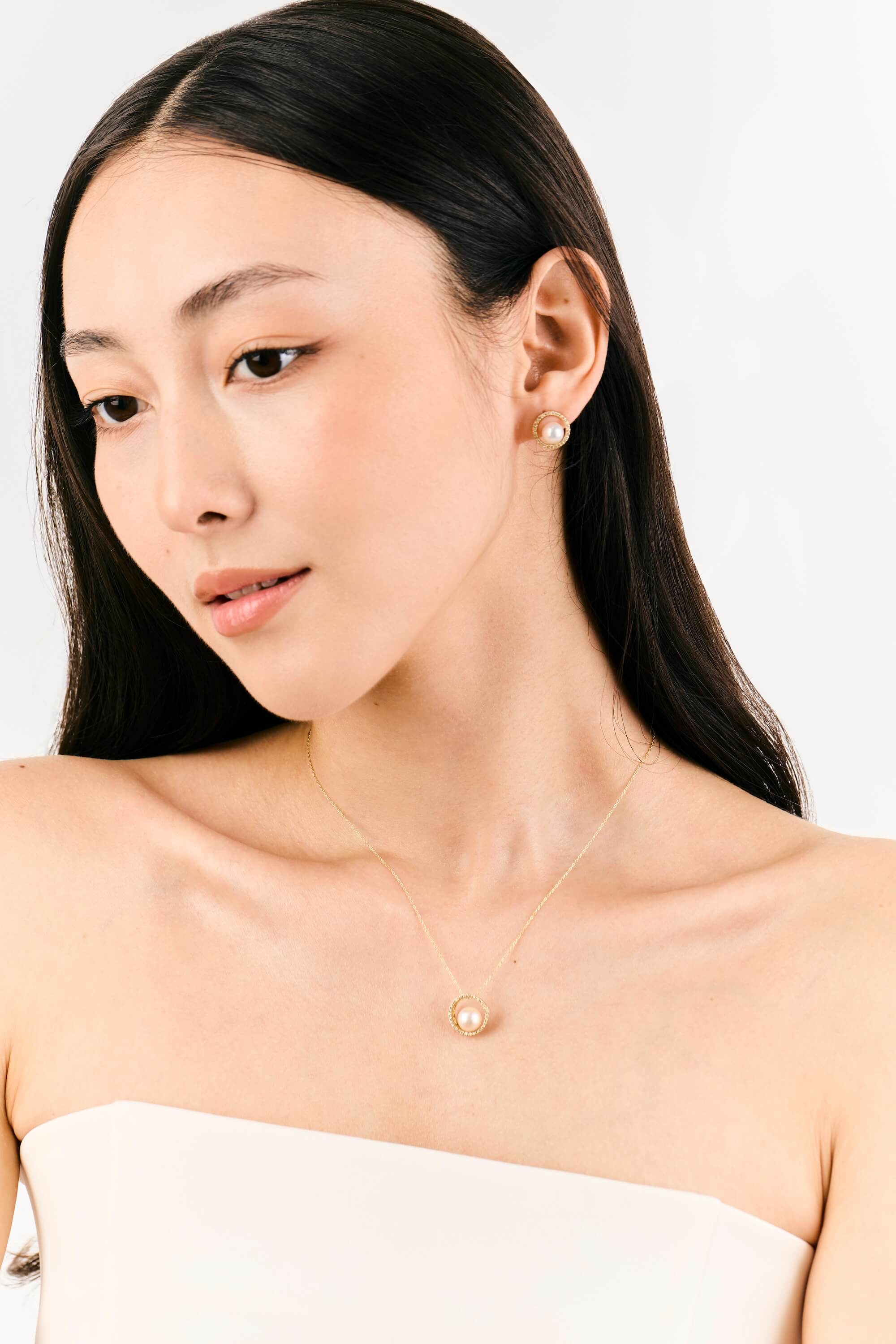 Luna Necklace with Natural Diamonds & Akoya Pearl